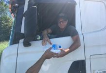 Ação solidária doa kits de comida a caminhoneiros que têm dificuldade de se alimentar devido à pandemia de coronavírus