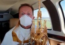 Contra coronavírus, padre usa avião para jogar água benta e abençoar cidades