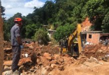 Corpo de Bombeiros faz 6º dia de buscas por vítimas em morros de Guarujá