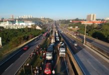 Engavetamento deixa van prensada e causa quatro mortes na Rodovia Raposo Tavares