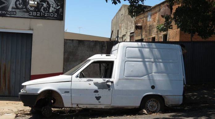 Veículos abandonados em vias públicas aumentam a cada dia em Dracena