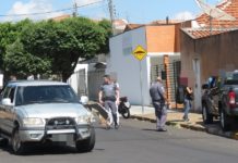 Duas caminhonetes batem em esquina na região central de Dracena
