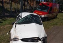 Carro da Prefeitura de Adamantina fica destruído em acidente, motorista saiu ileso