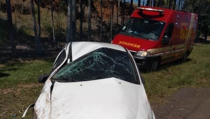Carro da Prefeitura de Adamantina fica destruído em acidente, motorista saiu ileso