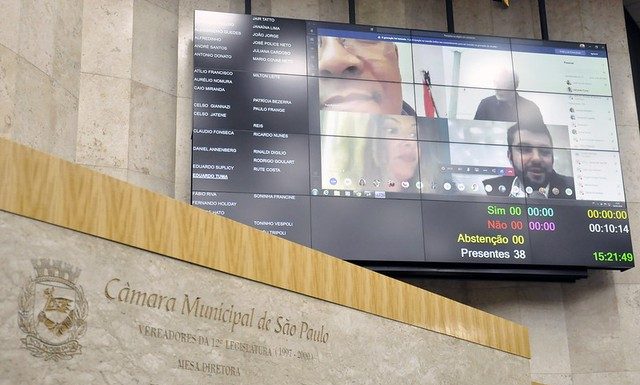 Câmara de SP aprova redução de 30% no salário dos vereadores e nas verbas de gabinete, mas não diminuí salário de comissionados