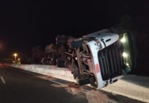 Carreta carregada com carne tomba na Rodovia Assis Chateaubriand, em Presidente Prudente