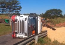 Motorista fica ferido após tombar caminhão no trevo de acesso a SP-294, em Parapuã