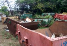 Caçambas pertencentes a Prefeitura estão abandonadas no recinto da Fapidra