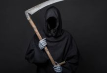 Homem usa fantasia da Morte para ‘expulsar’ idosos de rua no interior de SP