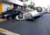 Motorista fica ferido após bater em carro estacionado e capotar em avenida de Tupã