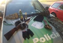 Espingarda e materiais para caça ilegal de animais são apreendidos pela Polícia Ambiental em Paulicéia