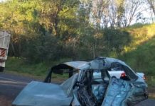 Duas pessoas morrem em acidente entre carro e caminhão