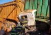 Batida entre carretas deixa dois motoristas feridos em estrada rural