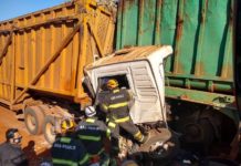 Batida entre carretas deixa dois motoristas feridos em estrada rural
