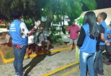 Membros da Igreja Batista Jeová distribuem marmitas para moradores de rua