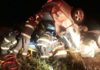 Carro “dobra ao meio” após capotamento e motorista fica ferido