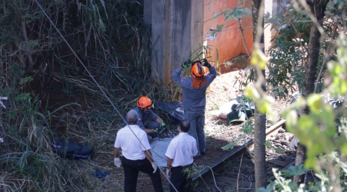 Duas pessoas são encontradas mortas embaixo de viaduto da SP-294
