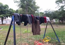 Morador das imediações deixa blusas para doação na Praça Rotary