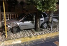 Carro para entre árvore e muro no centro de Venceslau
