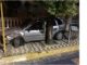 Carro para entre árvore e muro no centro de Venceslau