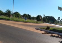 Reclamação da População: Caminhão da Prefeitura derruba areia em frente residências em Santo Expedito