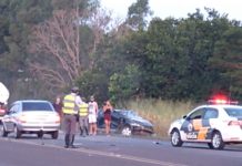 Veículo capota após bater em lateral de caminhão na SP-294
