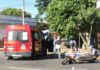 Carro e moto batem em avenida e mulher tem ferimentos leves