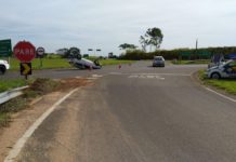 Mulher tem ferimentos leves ao capotar veículo na Rotatória de Tupi Paulista