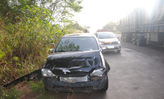 Colisão traseira na SP-294 próximo a AABB de Junqueirópolis envolve dois veículos