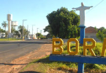 Prefeito denuncia vereador por furto de barras de ferro da quadra municipal de Borá