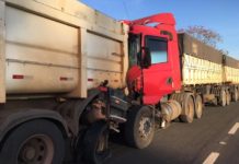 Motorista é socorrido em estado grave após batida entre duas carretas na Rodovia Assis Chateaubriand