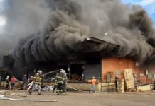 Incêndio de grandes proporções atinge o Ceasa de Bauru