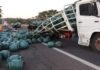 Acidente entre caminhonete e um caminhão carregado com botijões de gás é registrado na SP-270