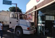 Caminhoneiro idoso morre após passar mal e bater em muro no centro de Iacri