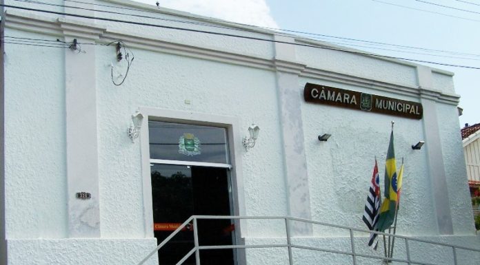 População de Irapuru faz abaixo assinado contra aumento de salários do prefeito, vice, secretários e vereadores