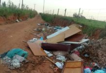 Quando você ver alguém jogando lixo ou entulho em local indevido, faça uma foto e denuncie