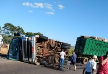 Caminhão tracionado com reboque tomba em acesso da SP-270