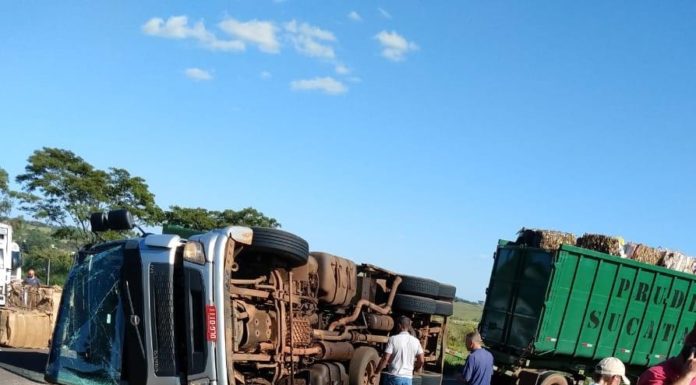 Caminhão tracionado com reboque tomba em acesso da SP-270
