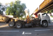 Caminhão Munch parte ao meio ao bater em pontilhão em avenida de Dracena