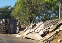 Carreta carregada com móveis tomba em alça de acesso em Presidente Prudente