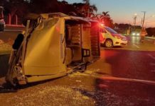 Motorista colide picape em palmeira, que é arrancada de canteiro, e veículo tomba em Junqueirópolis