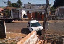 Veículo bate em muro em Junqueirópolis, motorista fugiu