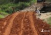 Cansados de esperar pelo poder público, moradores de área rural constroem ponte