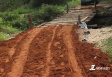 Cansados de esperar pelo poder público, moradores de área rural constroem ponte