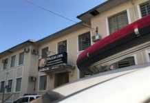 Homem é preso após ameaçar a ex-mulher, desacatar policiais militares e resistir à prisão com chutes