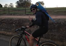 Ameaçada de extinção, arara-canindé ‘pega carona’ com ciclista e transforma prática do esporte em ‘experiência incrível’