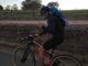 Ameaçada de extinção, arara-canindé ‘pega carona’ com ciclista e transforma prática do esporte em ‘experiência incrível’