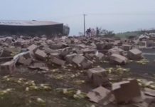 Caminhão carregado de caixas de detergente tomba na BR-153