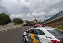 Polícia Rodoviária interdita trecho da Rodovia Assis Chateaubriand para retirada de semirreboque que tombou na pista