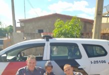 Policiais trabalhavam em ocorrência quando foram surpreendidos por pequeno fã